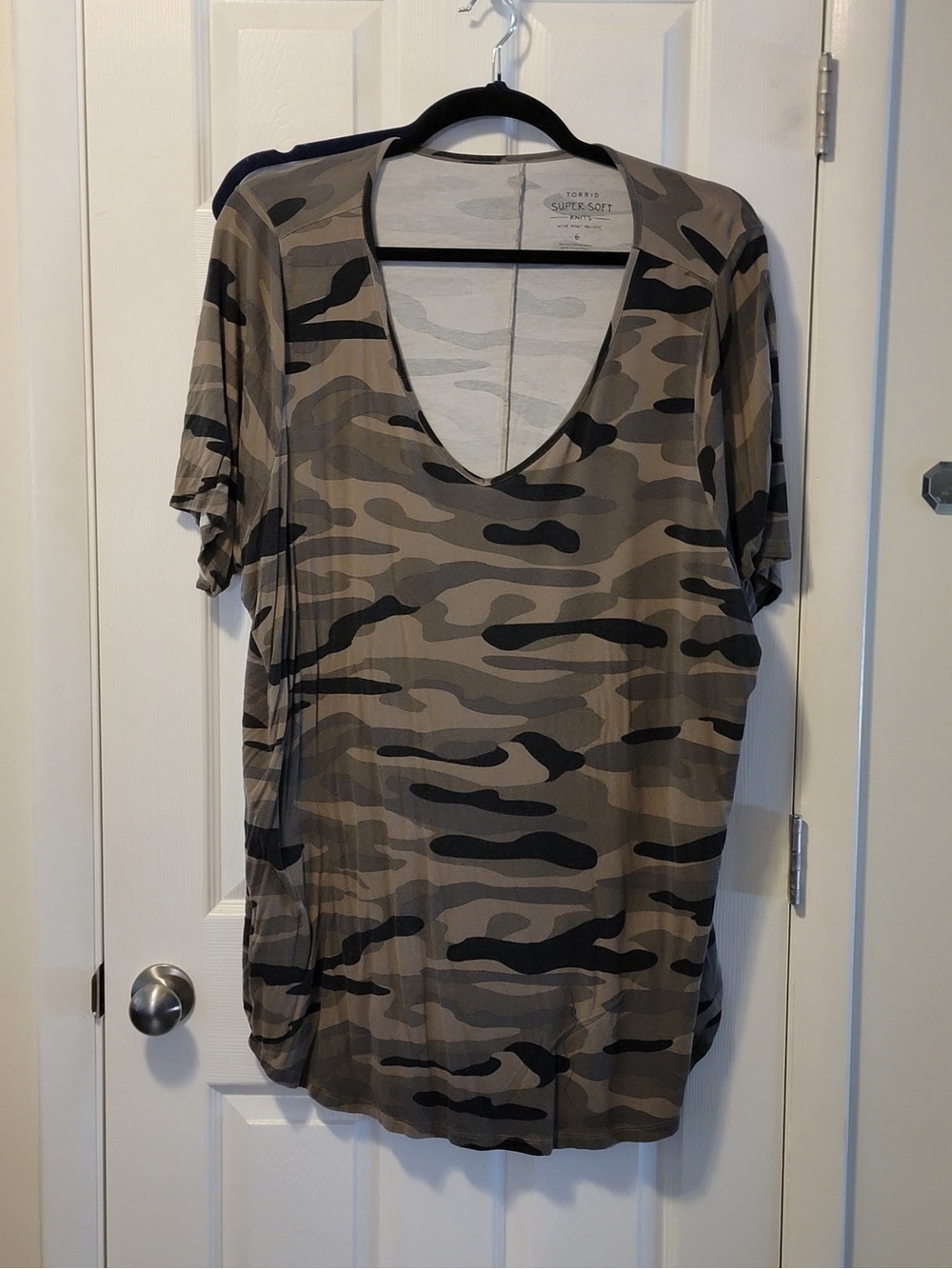 Torrid Olive & Black Camo V-Neck Short Sleeve Tee